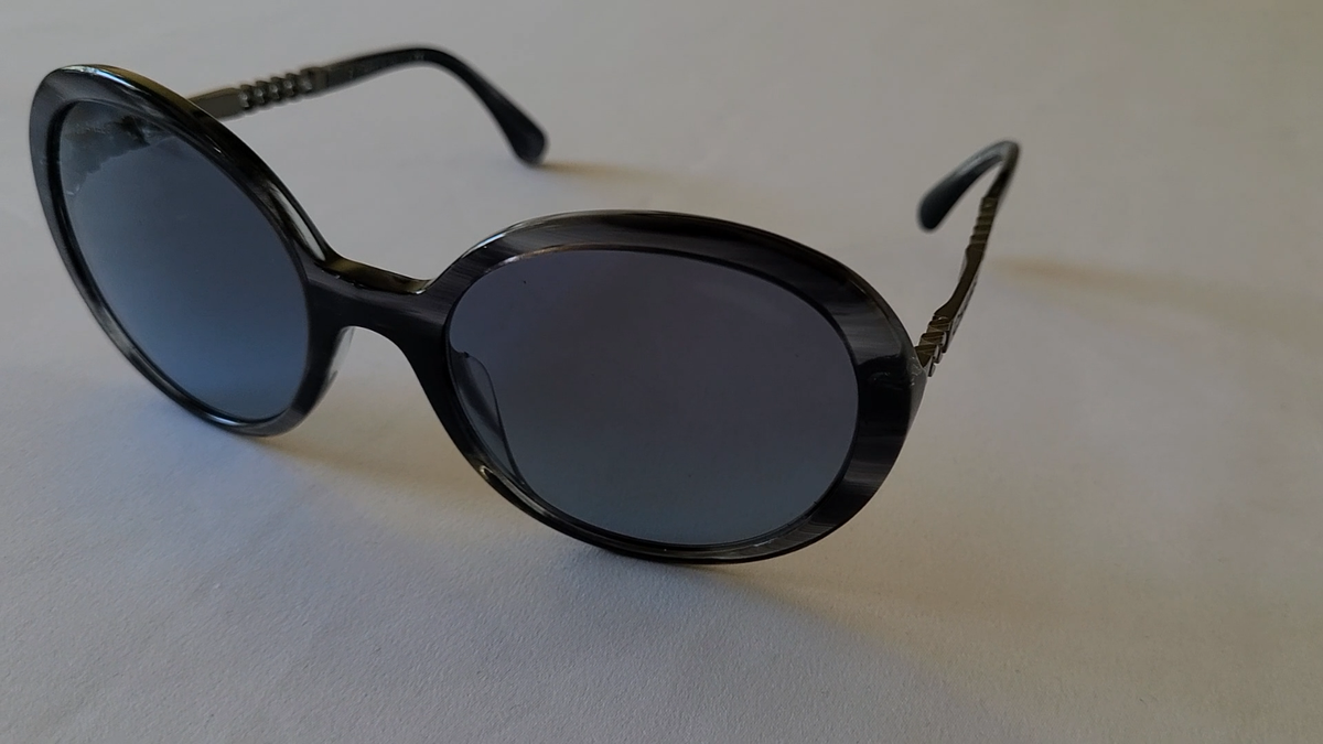 Authentic CHANEL 5353 c.1563/S2 Striped Gray/Gunmetal Chain  display picture 2
