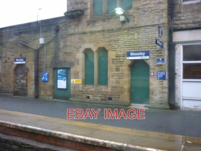 FOTO BAHNHOF MOSSLEY AUS EINEM ZUG AUF DEM WEG NACH GREENFIELD. 2010