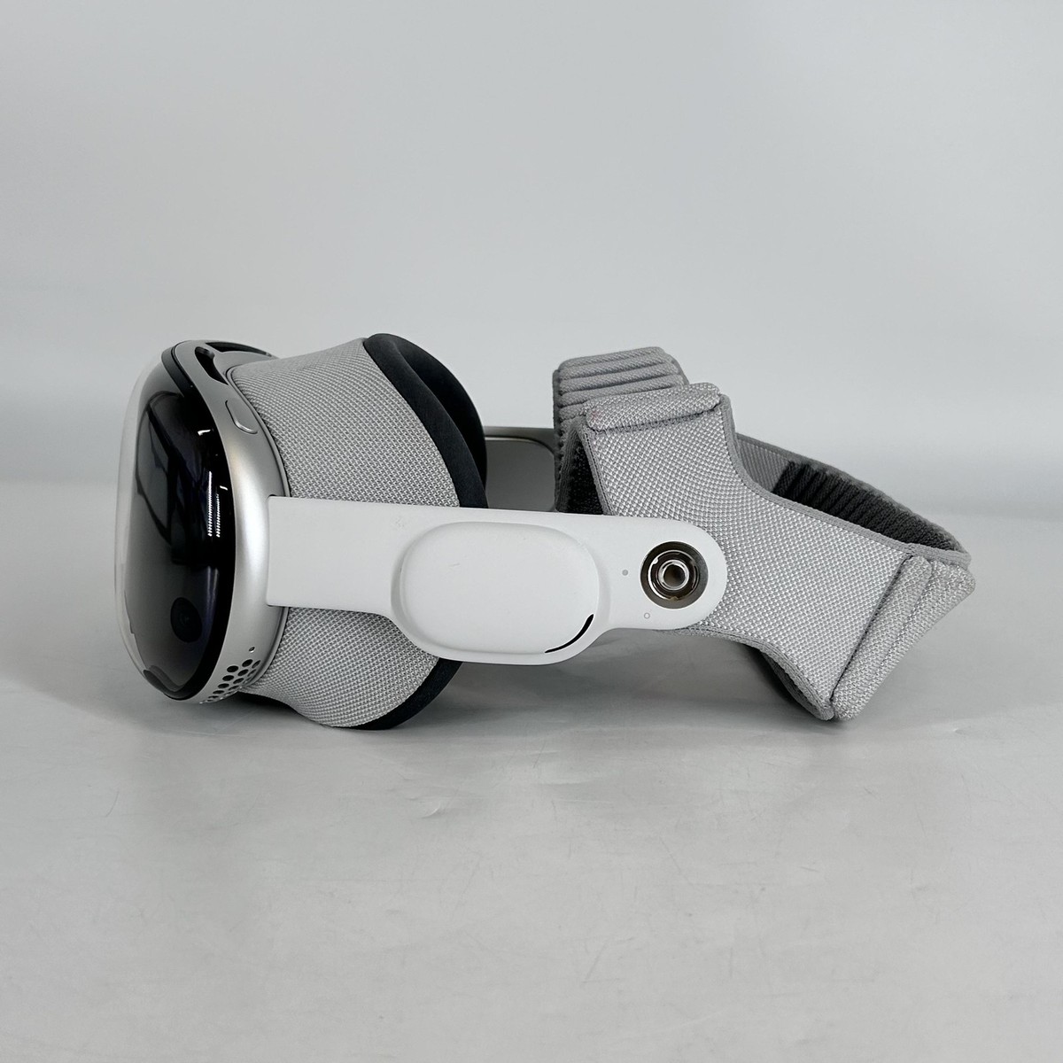 Apple Vision Pro (M5) VR Headset 256GB w/ Light Seal-33W/Battery 