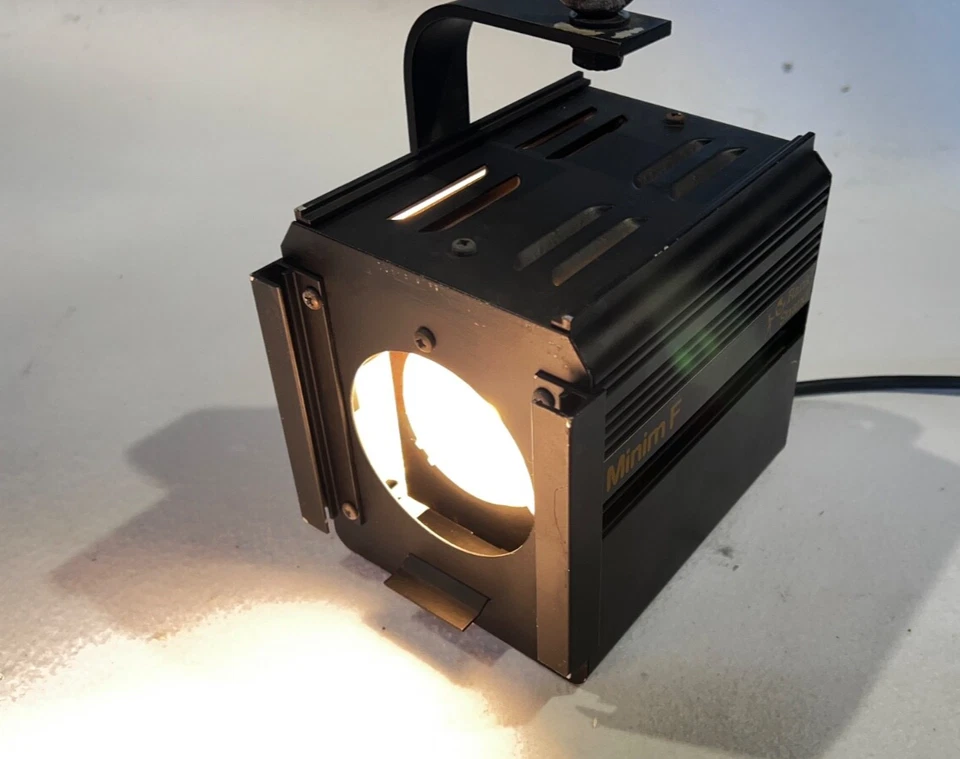 Strand Lighting Minim Fresnel Vintage Theatre Light C/W M40 Lamp & Hook Clamp - Image 2 of 4