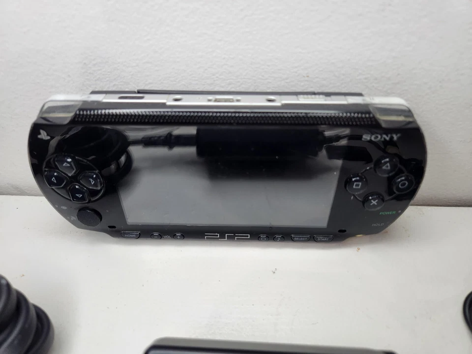 Sony PSP-1001 Console Bundle 8 Games Charger Memory Stick Works Great - Image 4 of 4