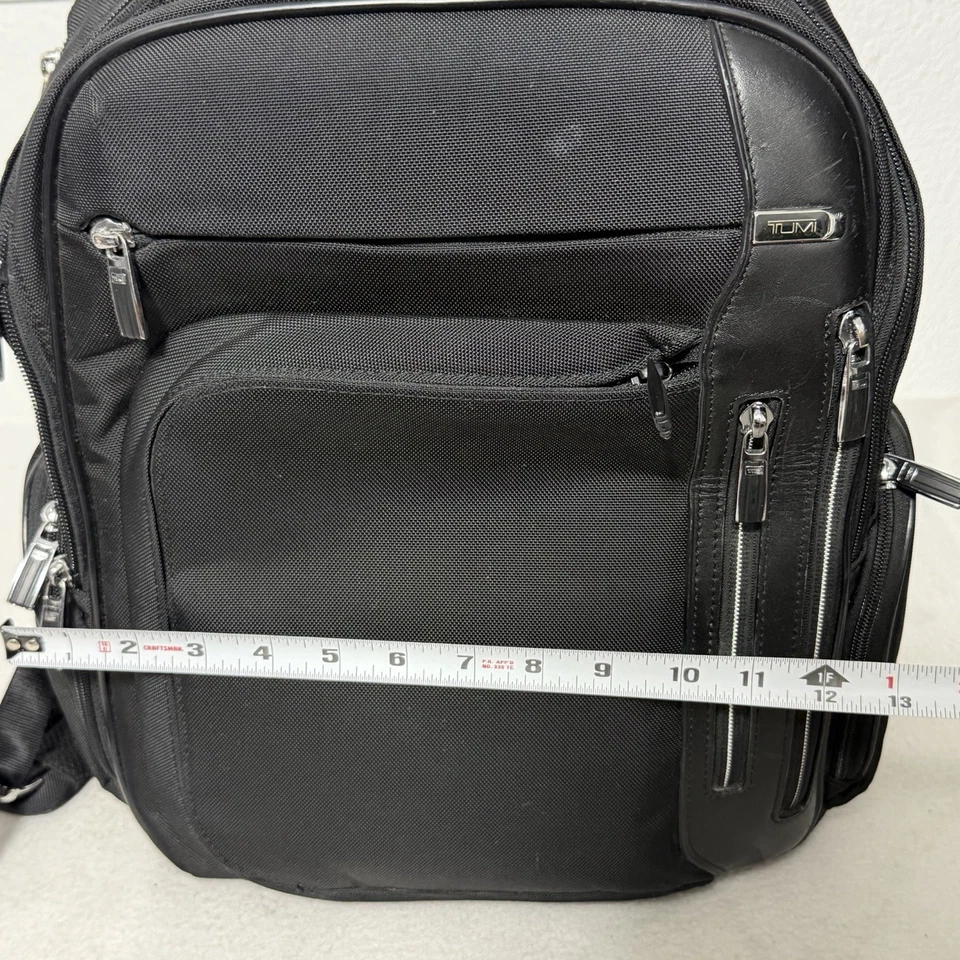 Mochila Tumi Arrive Kingsford Mochila Cuero y Lona Negra Expandible Foto 3 de 4