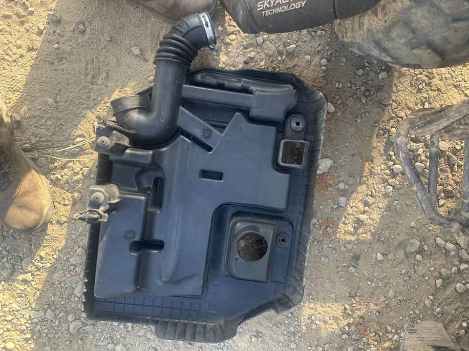 11-15 CHEVROLET VOLT OEM AIR INTAKE RESONATOR & ENGINE COVER 1.4 - Image 3 of 3