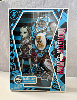 Monster High Frankie Stein Doll 11in w/ Watzit Pet, Stand & Diary 2009