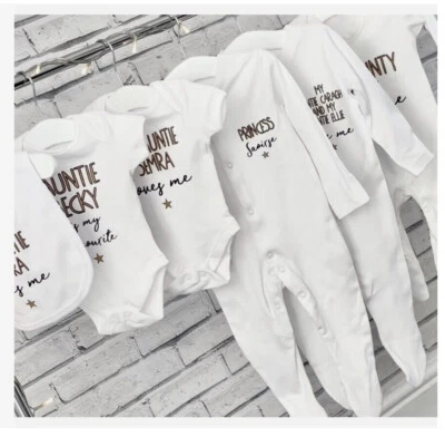 MILLY MOLLY MORLEY Unisex PERSONALISIERT Babygrow Schlafanzug Tante Neu Baby BABY DUSCHE GESCHENK