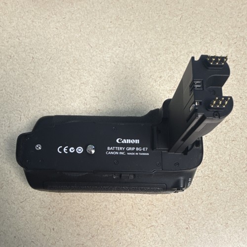 Canon BG-E7 Battery Grip for EOS 7D DSLR / battery 