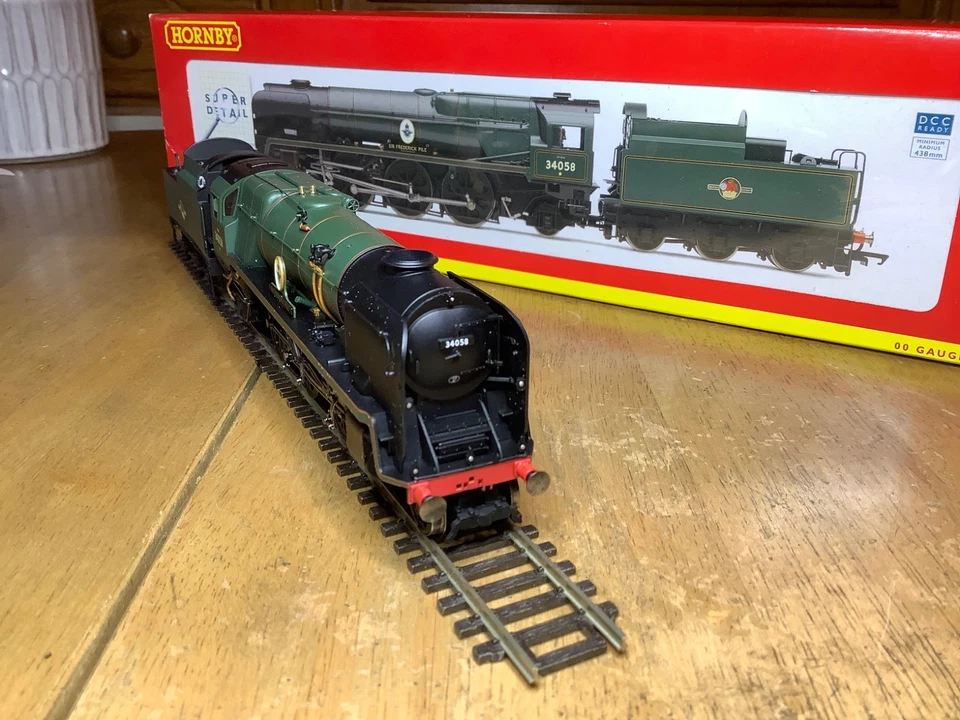 Hornby R2709 BR 4-6-2 Rebuilt Battle of Britain Class 34058 Sir Frederick Pile - Image 3 of 4