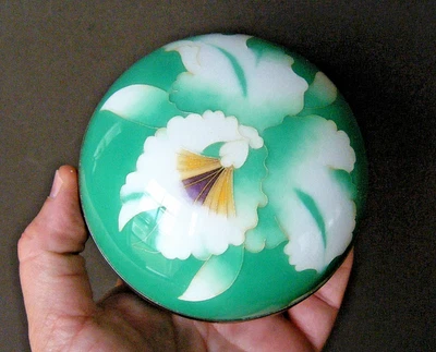 Rare Very Fine Japanese Vintage 50s Cloisonne Orchid on Green Box Ando Jubei - Image 1 of 4