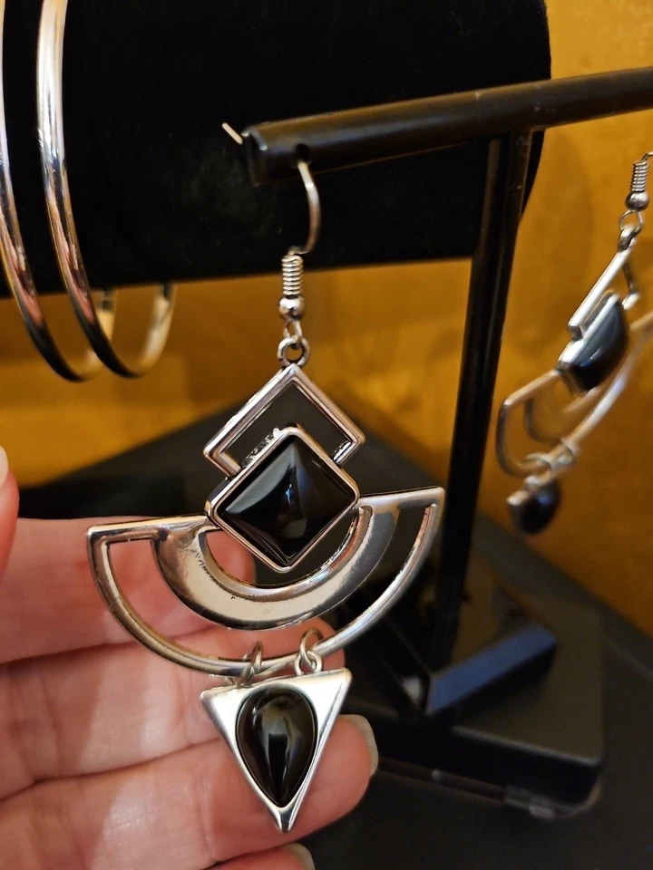 Brincos pretos com design geométrico prata e 2 pulseiras em tom de prata - Imagem 2 de 4