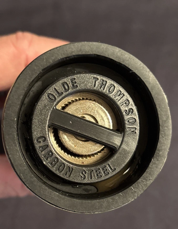 Molinillo de pimienta Old Thompson de acero inoxidable al carbono de 8 pulgadas Foto 4 de 4