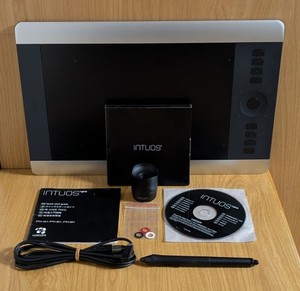 Wacom PTH-651 Intuos Pro Medium Creative Pen & Touch Tablet Exc+