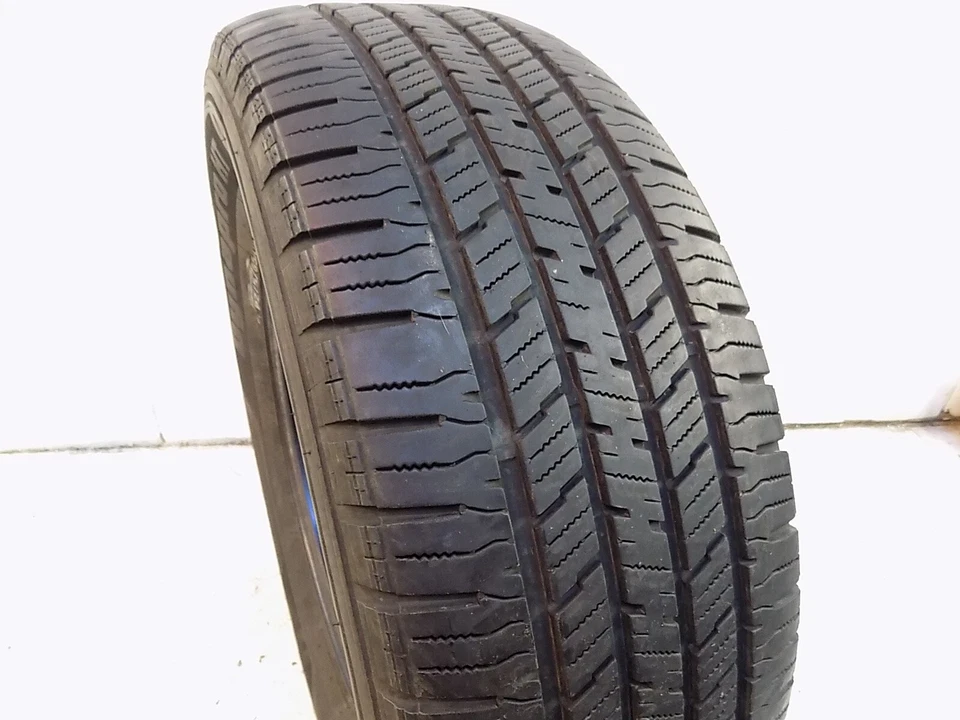 P275/65R18 Hankook Dynapro HT 114 T usado 8/32nds Foto 2 de 4