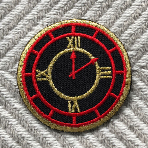 Embroidered Appliqué Patch Clock Face Black Red Gold 4 Roman Numerals Vintage - Afbeelding 1 van 4