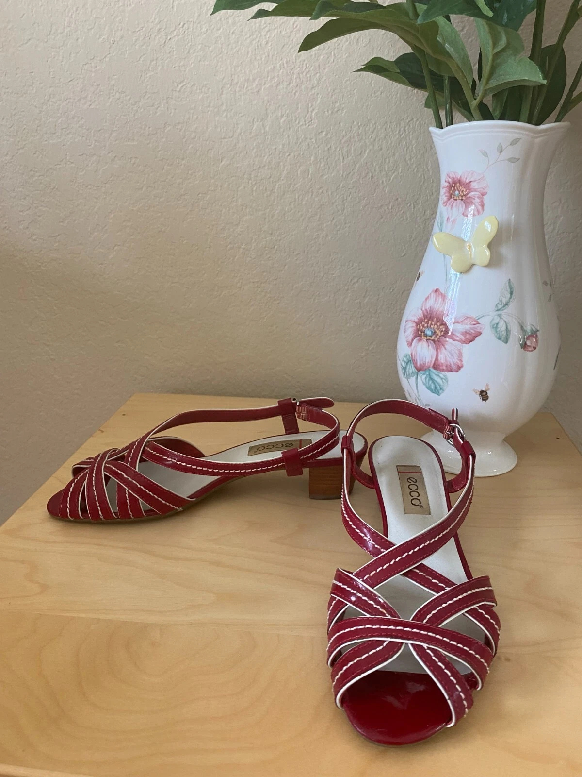 Scarpe ECCO da donna taglia 7 EU 37 rosse in pelle verniciata sandali con cuciture bianche