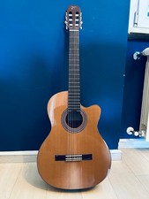 chitarra classica jose torres JTC-20CE amplificata con accordatore integrato.