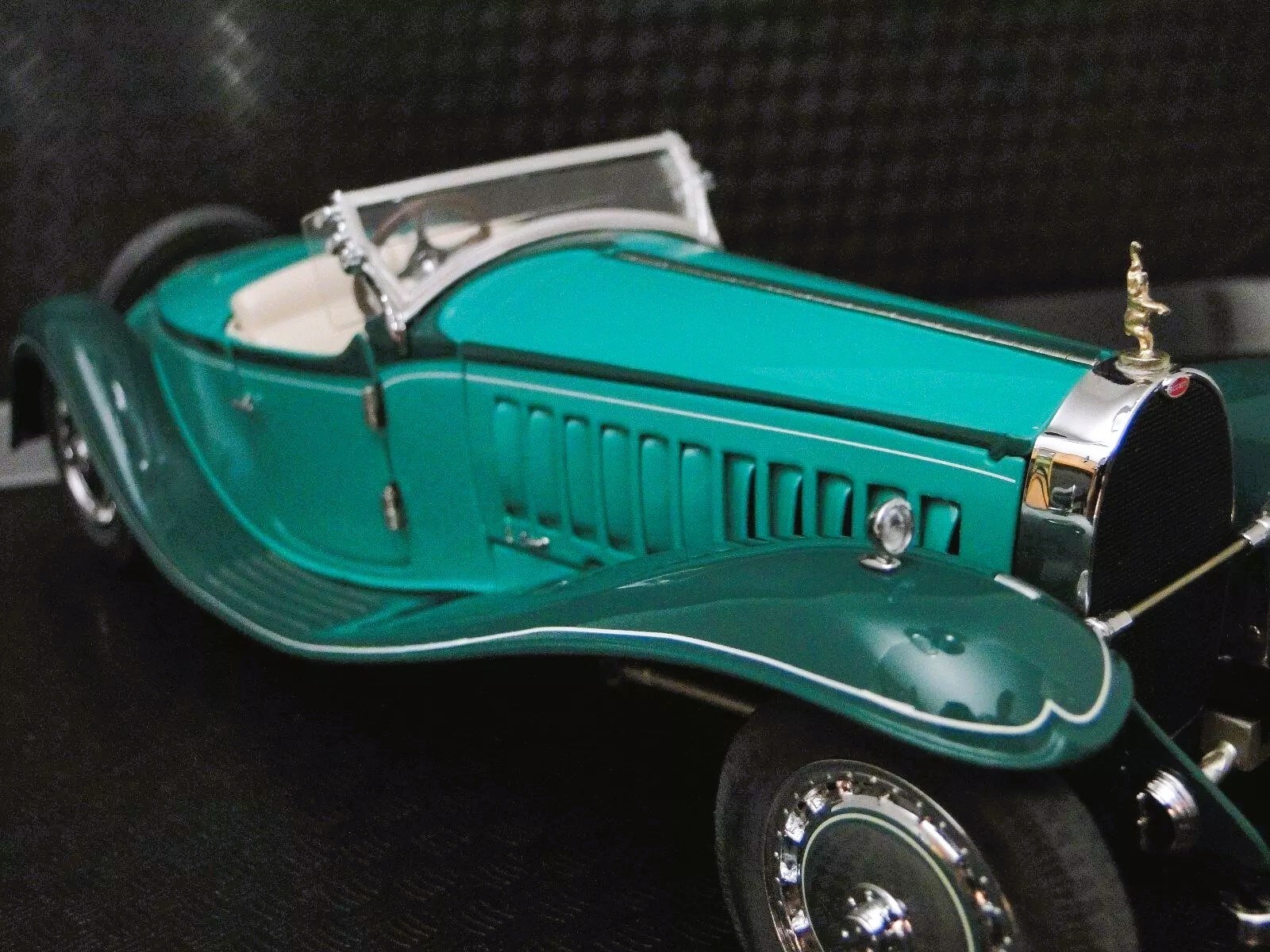 Bugatti with 8Cyl.Engine/Orig.Wheel Rims/Mascot1:24SCALE CUSTOM METAL MODEL