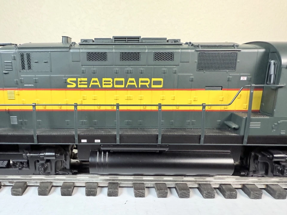 USED LIONEL (6-28219) SEABOARD ALCO C-420 DIESEL LOCOMOTIVE #136 - NO BOX - Image 4 of 4