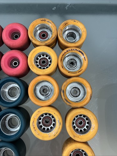 Lot of Used Skateboard Roller Skate Wheels And Bearings - Imagen 5 de 10
