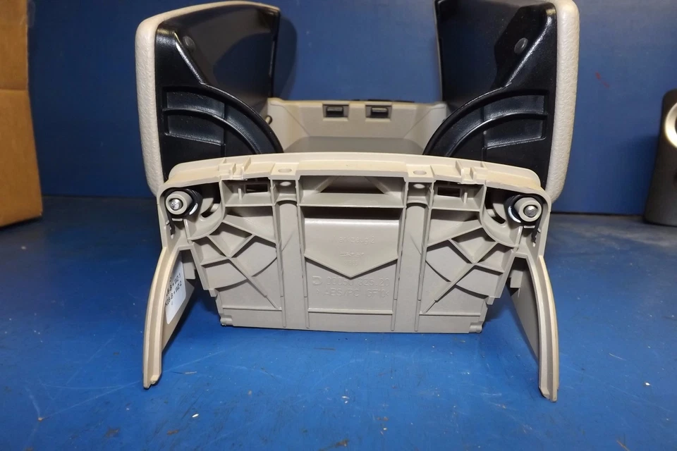 08 09 10 11 Reposabrazos Mercedes Benz C350, portavasos bronceado OEM FF611 20468019397L27 Foto 3 de 4