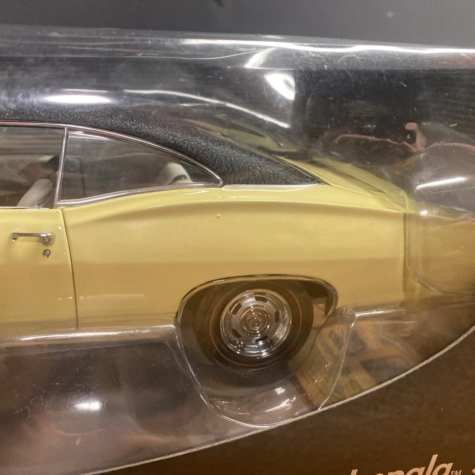 ERTL AUTHENTICICS AMERICAN MUSCLE 1967 CHEVY IMPALA SS 427 AMARILLO/NEGRO NUEVO Foto 3 de 4
