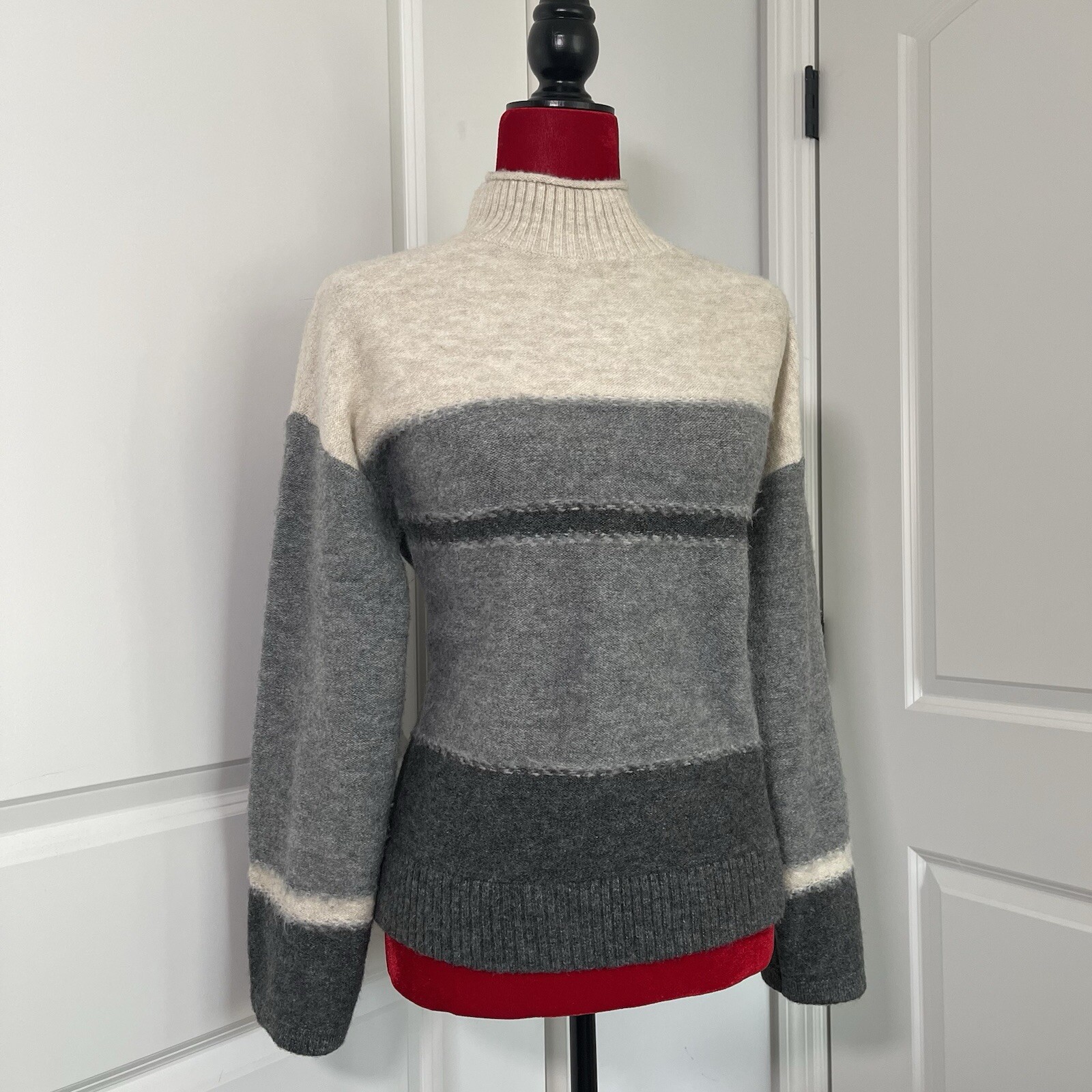 Womens Universal Threads Pullover Sweater XS - image 9