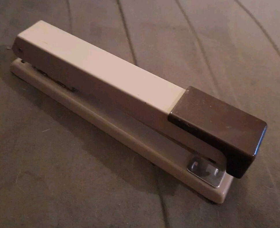 Vintage Swingline 406 Stapler in Red Classic Design-image