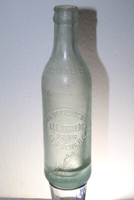 NEW BERN NC CROWN BOTTLING WORKS SODA BOTTLE LEE J TAYLOR AQUA