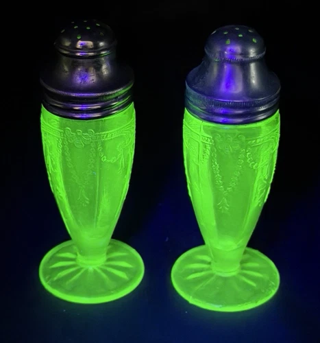 Anchor Hocking Footed CAMEO BALLERINA Uranium Salt & Pepper Shakers w/Lids Vtg