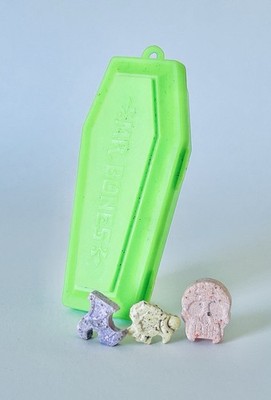 Vintage 1978 Fleer MR BONES Coffin Candy Container 3  Plastic GHOSTLY GREEN