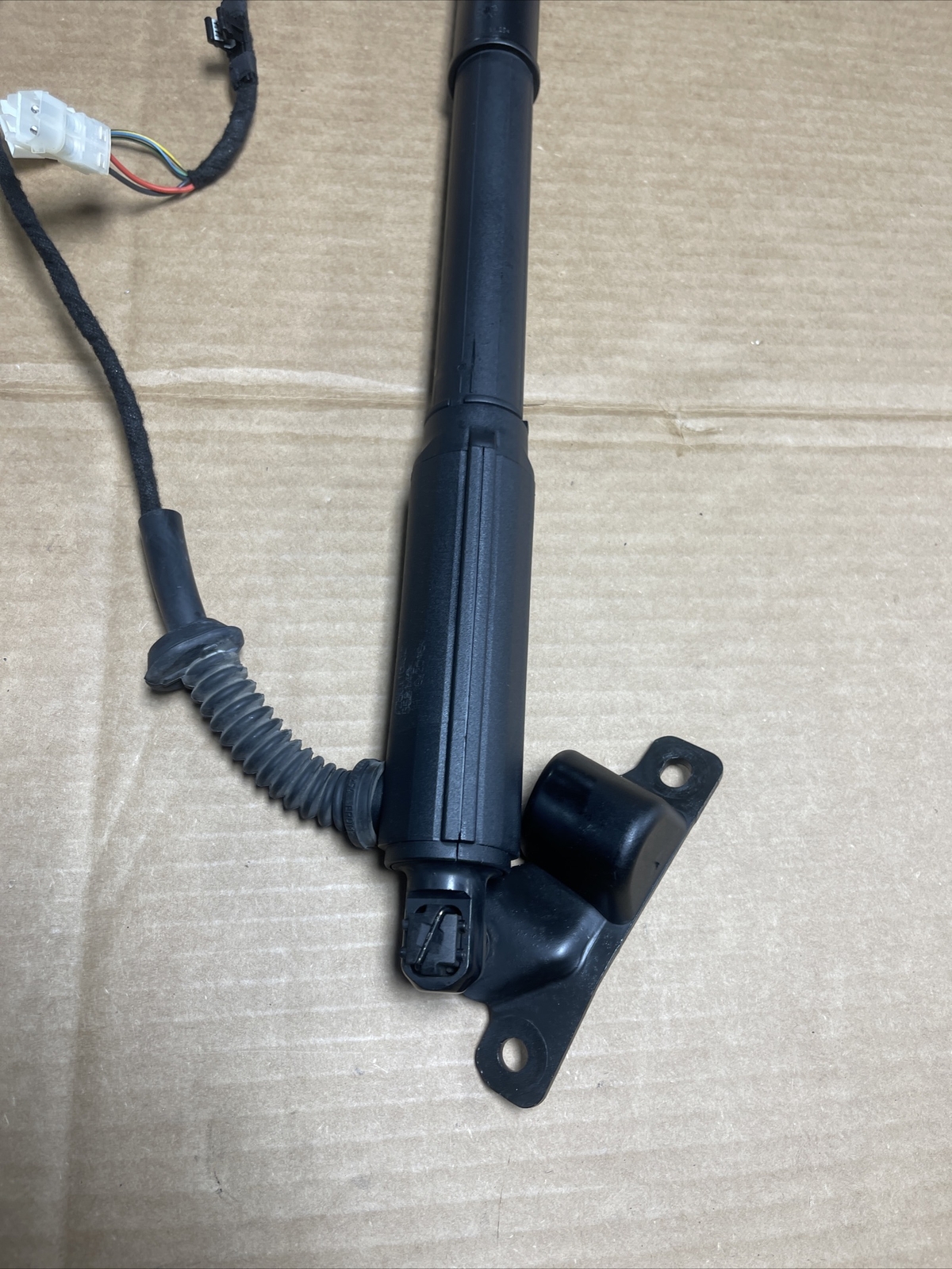 072013 BMW X5 (E70) LEFT REAR TRUNK HATCH ELECTRIC SPINDLE DRIVE LIFT