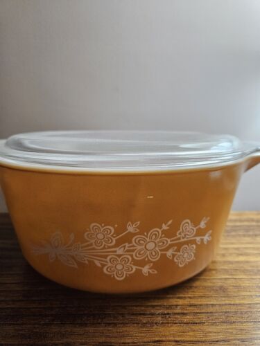Vintage Pyrex 2.5 Quart Butterfly Gold Casserole Dish With Lid - Afbeelding 1 van 13