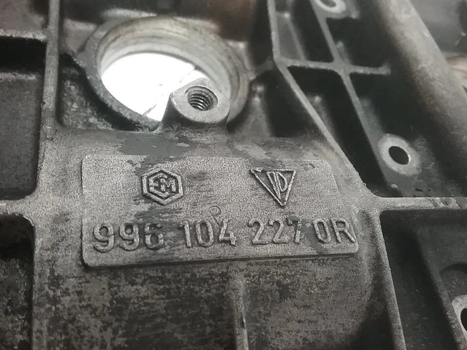 Cubierta de culata lateral izquierda Porsche Boxster 986 2000-2004 9961042270R 2,7 L V6 Foto 3 de 4