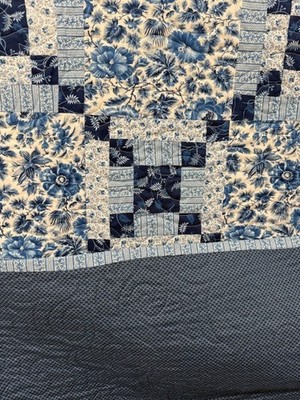 Sacre Blue Floral Quilt   Ready Made 55'' x 73''