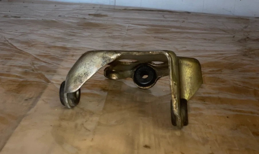 Soporte de montaje de bomba de dirección asistida OEM Mercedes-Benz 300D diésel 1977-1985 Foto 3 de 4