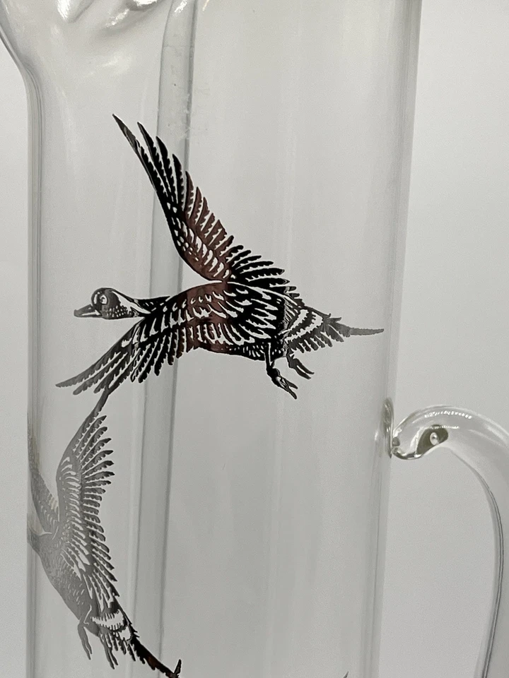 Jarra Martini de vidrio transparente vintage con superposición de pato plateado y agitador original Foto 2 de 4