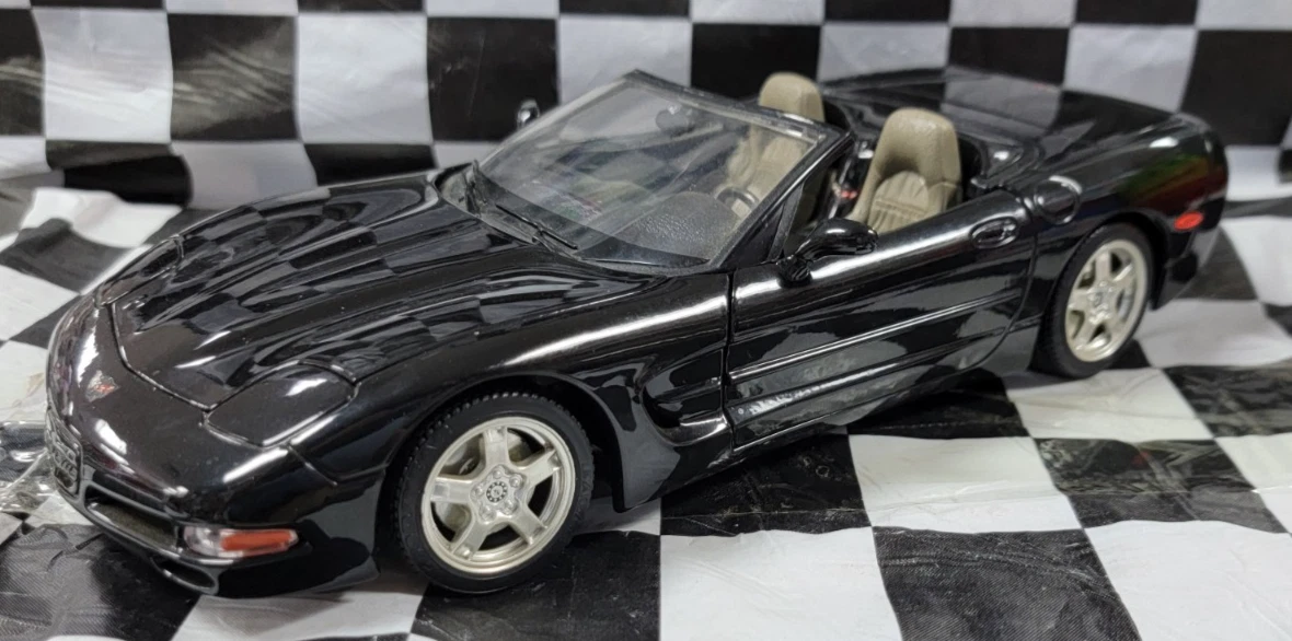Miniature Burago 1/18 – Chevrolet Corvette Convertible 1998 – En Boîte + Catalogue – Occasion