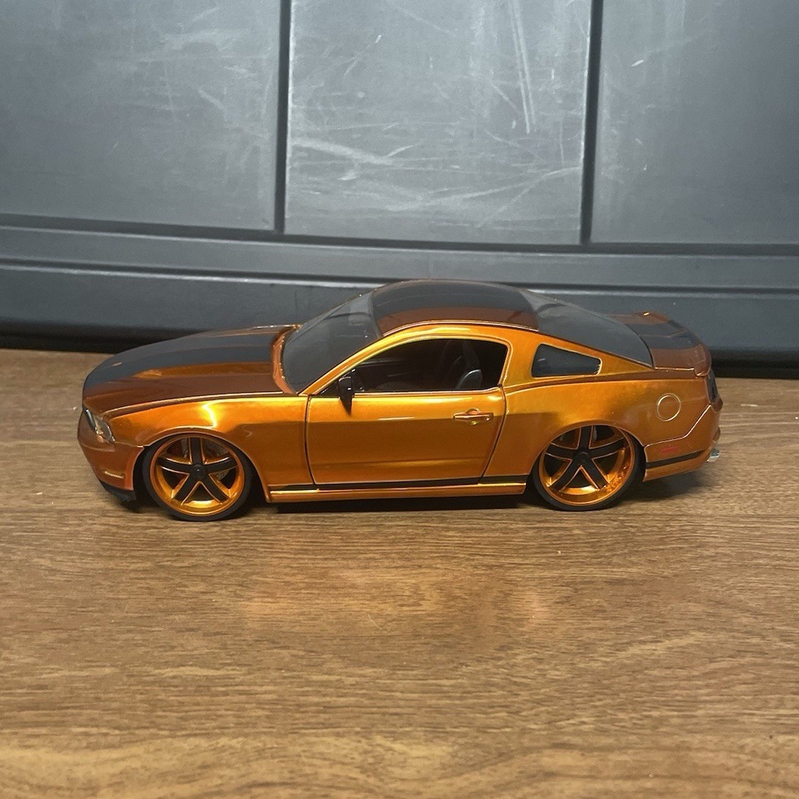Jada Toys Bigtime Muscle 1:24 2006 Ford Mustang GT Orange/Black Opening Doors