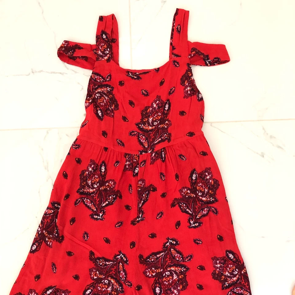 Free People 女式红色花卉连身裤 4 码露肩宽腿 — 第 3/4 张图片