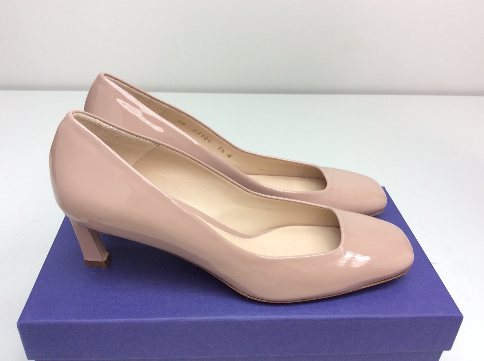 stuart weitzman chelsea pump
