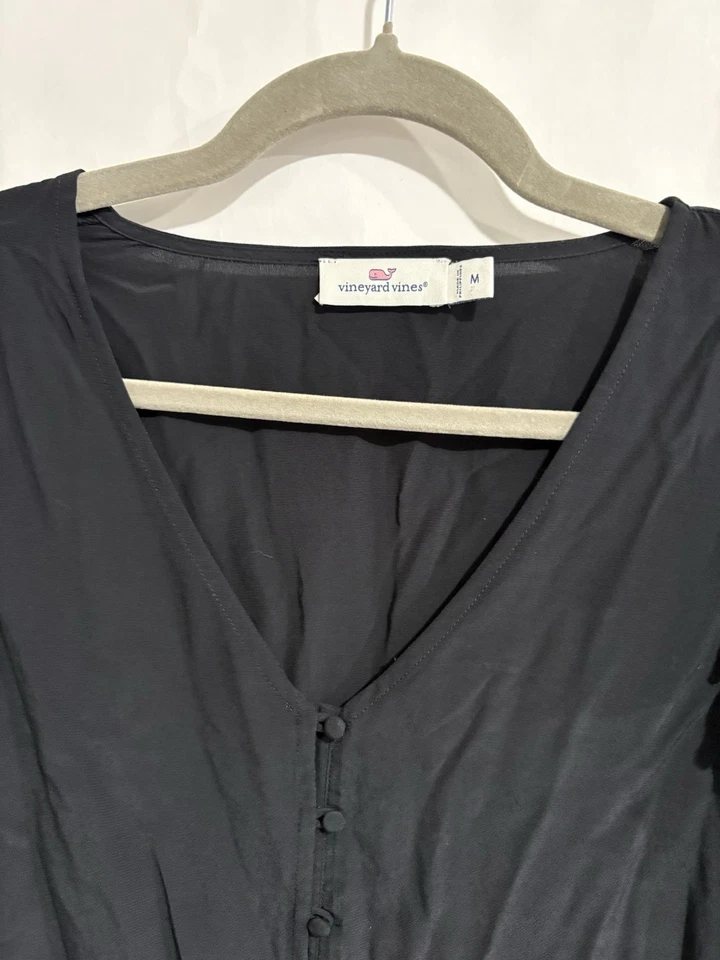 Blusa Vinyard Vines tamanho M preta gola V manga longa babado ombros botão para cima - Imagem 2 de 4