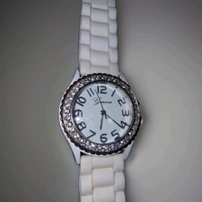 Womans White Resin GENEVA wristwatch. . #3275