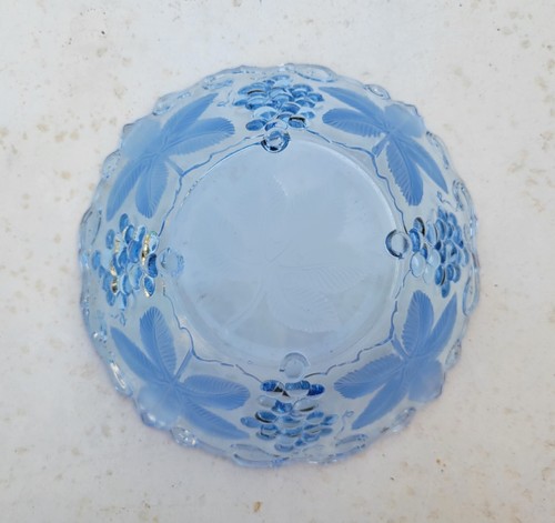 VINTAGE LIGHT BLUE CRYSTAL GRAPE VINE & FROSTED LEAF FOOTED BOWL - Picture 6 of 6