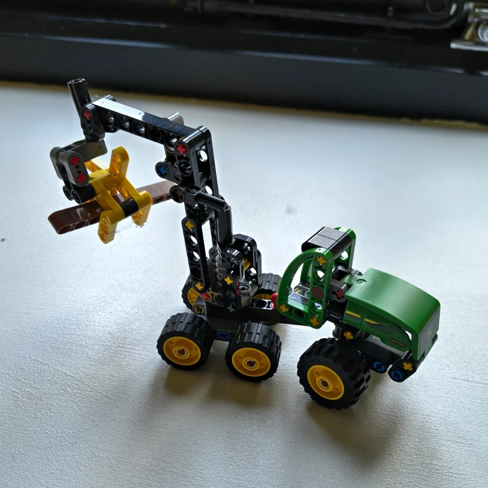 LEGO Technic 42218 John Deere 1470H Wheeled Harvester, photo 1 of 5