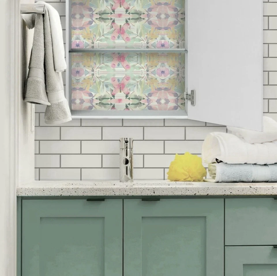 RoomMates StickTILES™ 白色地铁去皮棒瓷砖背溅防水 — 第 3/4 张图片