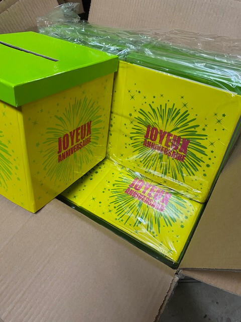 Urnes anniversaire carton lot de 16 tirelires de table pour décoration de salle et fête