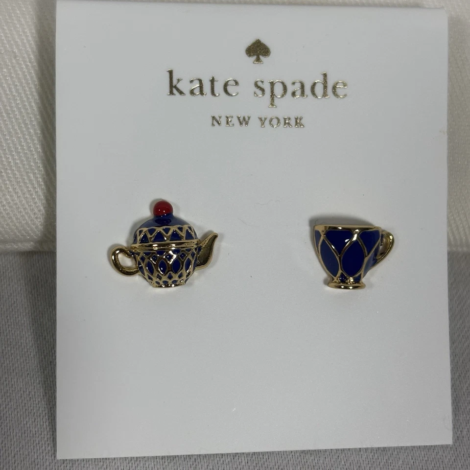 MINI BRINCOS KATE SPADE NEW YORK TEA TIME Novo Esmalte Azul/Dourado com Bolsa de Presente - Imagem 2 de 4