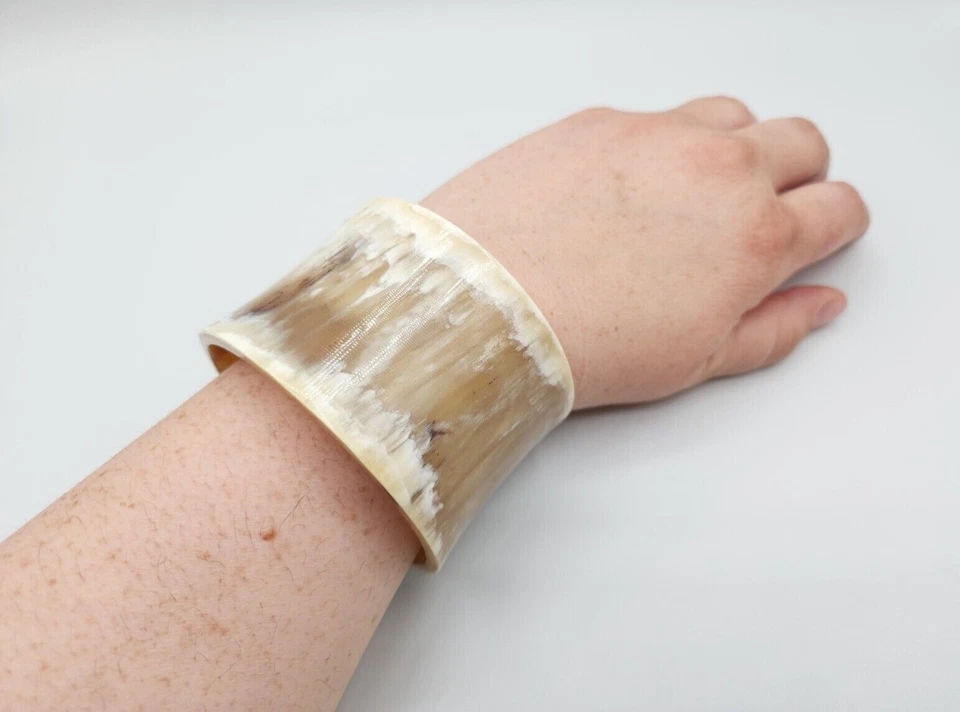 Brazalete brazalete ancho de cuerno tostado y crema Zeffira en bolsa de terciopelo Foto 2 de 4