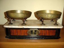 Antica bilancia a due piatti in legno ottone e marmo. 