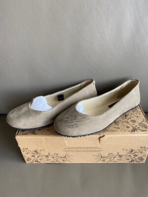 Manitobah Mukluks L 6 'New Eart' ballerina flats sand Nubuck leather Vibram sole