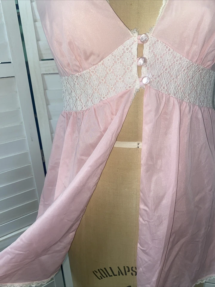 Bata corta de nailon rosa Maidenform años 60 manga corta botón en V frontal mediana hecha en EE. UU. Foto 3 de 4